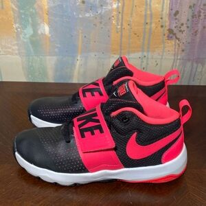 Nike Team Hustle D8 Youth Girls Black Pink Athletic shoes size 5Y